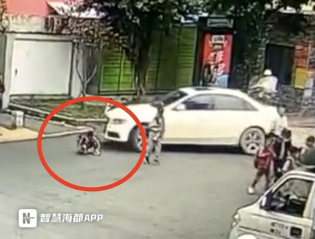 揪心！福州一小学生过马路时被卷入车底……休闲区蓝鸢梦想 - Www.slyday.coM