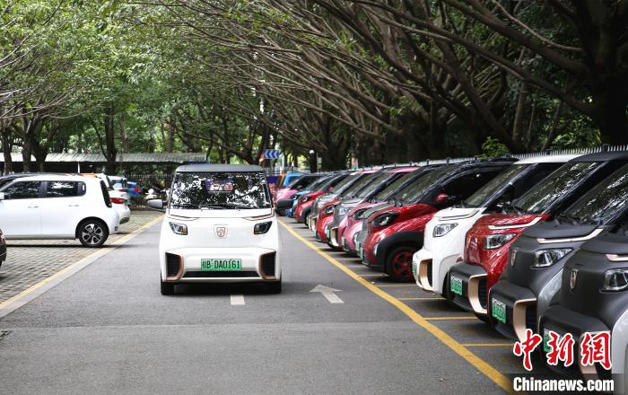 10月22日，广西柳州市一停车场停放的新能源汽车。朱柳融摄