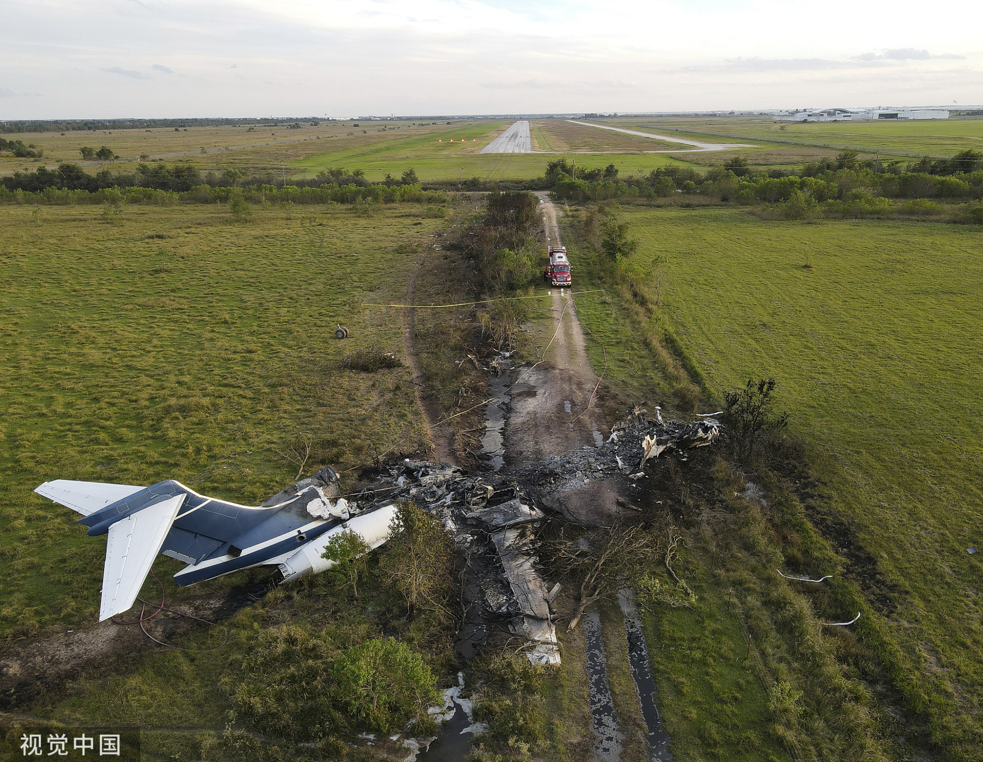 当地时间2021年10月19日，美国南部得克萨斯州发生一起飞机坠毁事故，机上21人全部生还，其中2人受轻伤（图片来源：CFP）