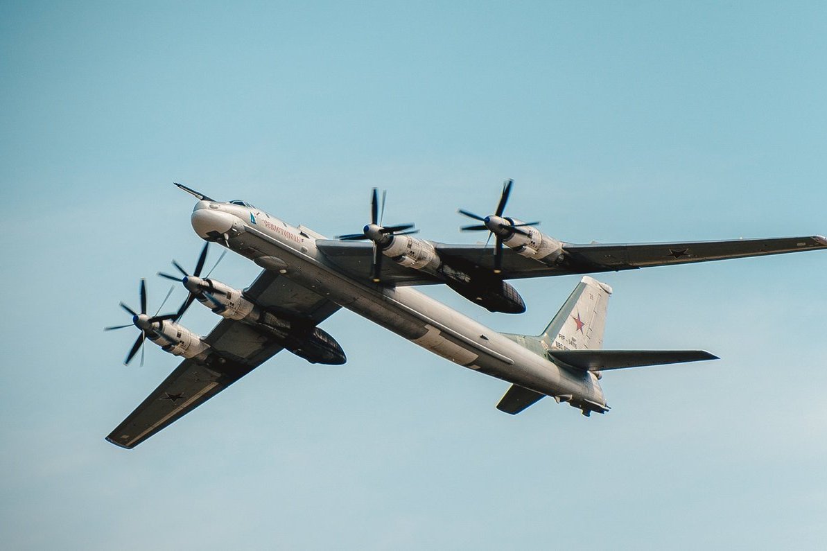 俄罗斯两架图95ms战略轰炸机在白令海上空巡航飞行