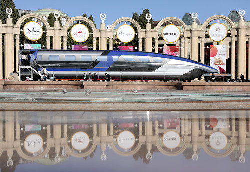 “十三五”科技创新成就展展出的时速600公里的高速磁浮列车。图片来源：新华社