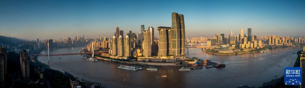 清晨，重庆立体的城市景观与长江、嘉陵江的自然水景交相辉映(9月21日摄)。新华社记者刘潺 摄