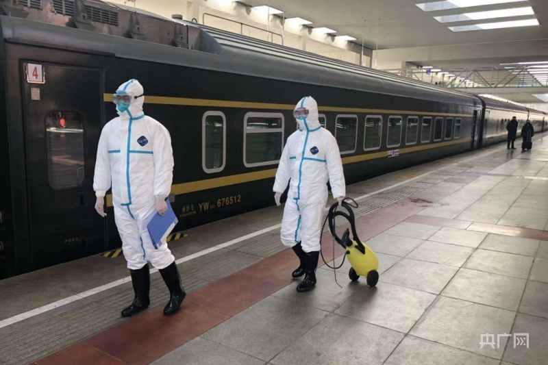 工作人员对列车进行消毒（央广网发 青藏集团公司供图）