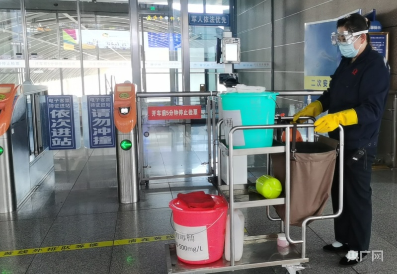 西宁火车站工作人员进行消毒保洁工作（央广网发 青藏集团公司供图）