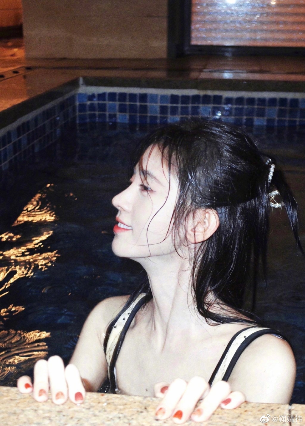鞠婧祎晒海边湿发氛围感写真 清纯冷艳俏皮可爱