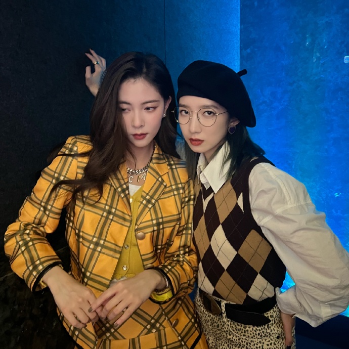 孟美岐为好友宋妍霏庆生二人穿衣超搭似孪生姐妹