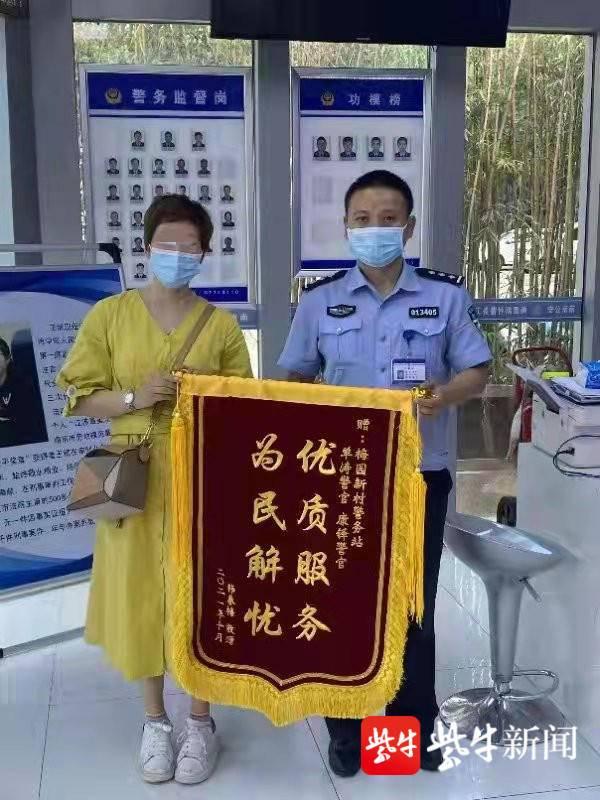 “手机丢了能再买，学习资料是大事”妈妈骑车颠掉孩子补课包很自责