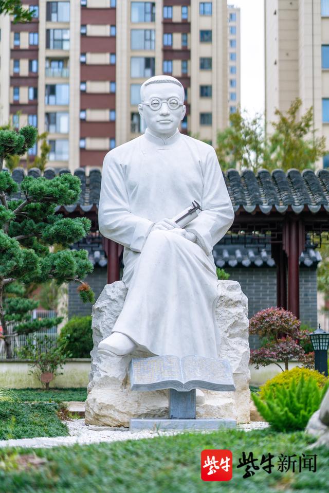 踏入美丽的园外,一座陶行知先生的雕像矗立在广场中央.