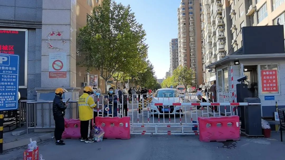 目前,快递可以送到封闭小区的大门口,居民们网购了一些蔬菜和水.