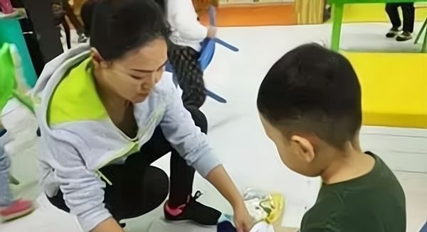 女幼师帮孩子换裤子,却掉出一个东西,老师心酸:请给孩子退学吧休闲区蓝鸢梦想 - Www.slyday.coM 女幼师帮孩子换裤子,却掉出一个东西,老师心酸:请给孩子退学吧休闲区蓝鸢梦想 - Www.slyday.coM