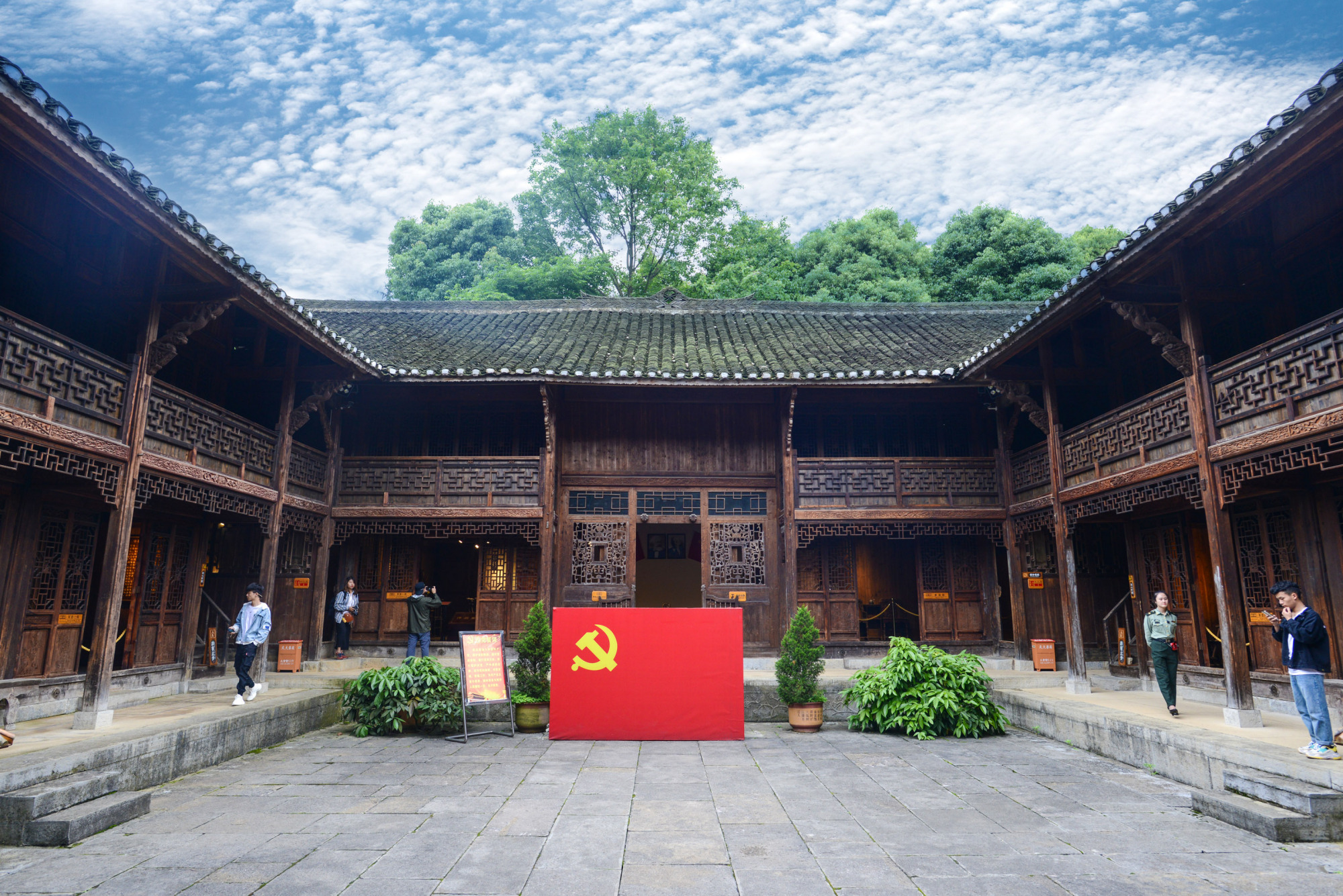 但可能很多小伙伴都不知道的是,在黎平会议与遵义会议之间,历史上还有