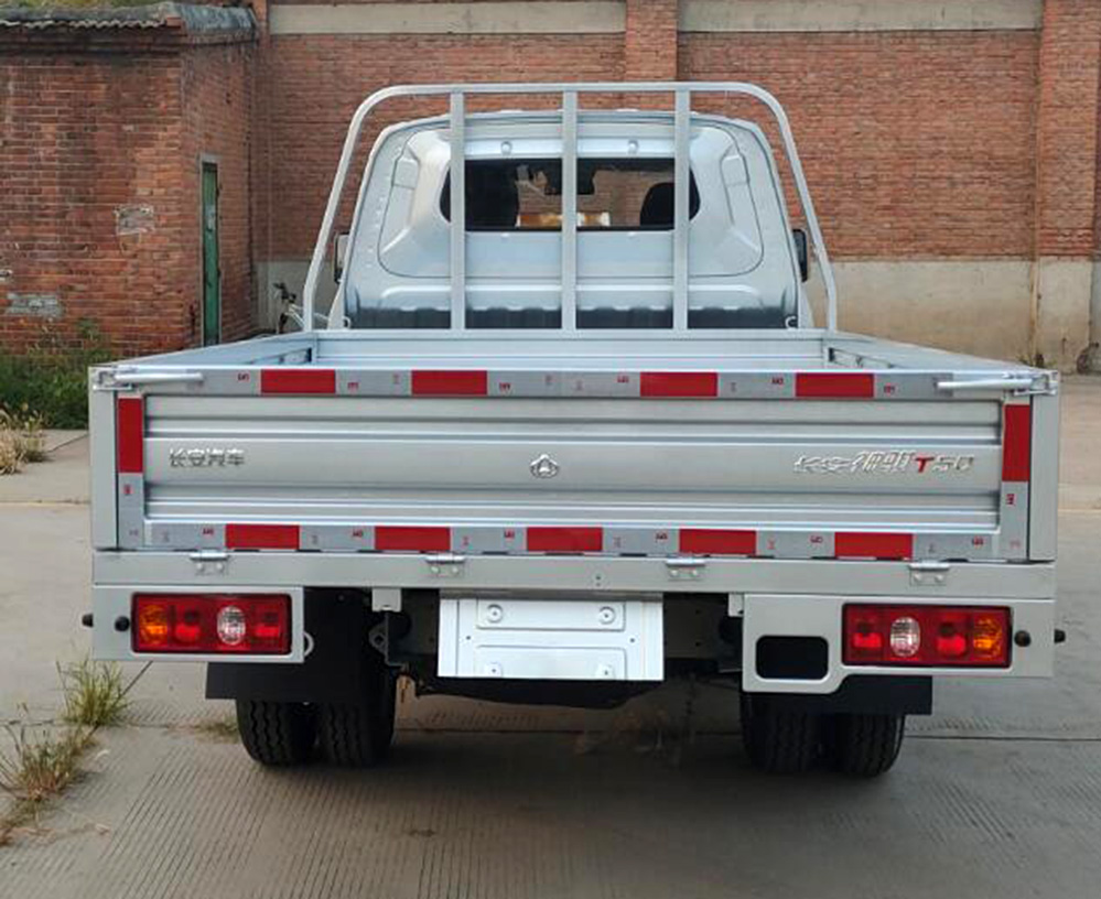 额定载重量为1460kg,这样的载重表现可以说是非常接近轻卡的水平了