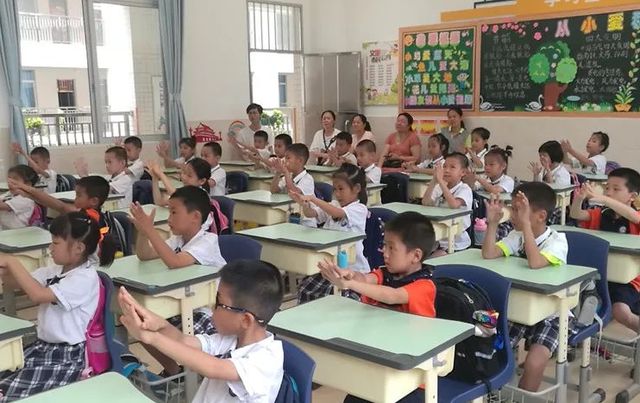 老师罚学生写“爷”字,家长把作业上传网上,网友:爷爷戴墨镜了休闲区蓝鸢梦想 - Www.slyday.coM 老师罚学生写“爷”字,家长把作业上传网上,网友:爷爷戴墨镜了休闲区蓝鸢梦想 - Www.slyday.coM