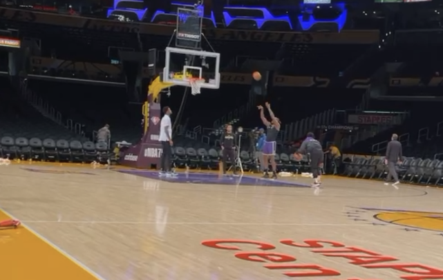 令人动容！湖人输球，霍华德谈与浓眉哥冲突，赛后独自加练罚球休闲区蓝鸢梦想 - Www.slyday.coM