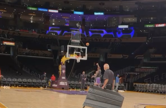 令人动容！湖人输球，霍华德谈与浓眉哥冲突，赛后独自加练罚球休闲区蓝鸢梦想 - Www.slyday.coM