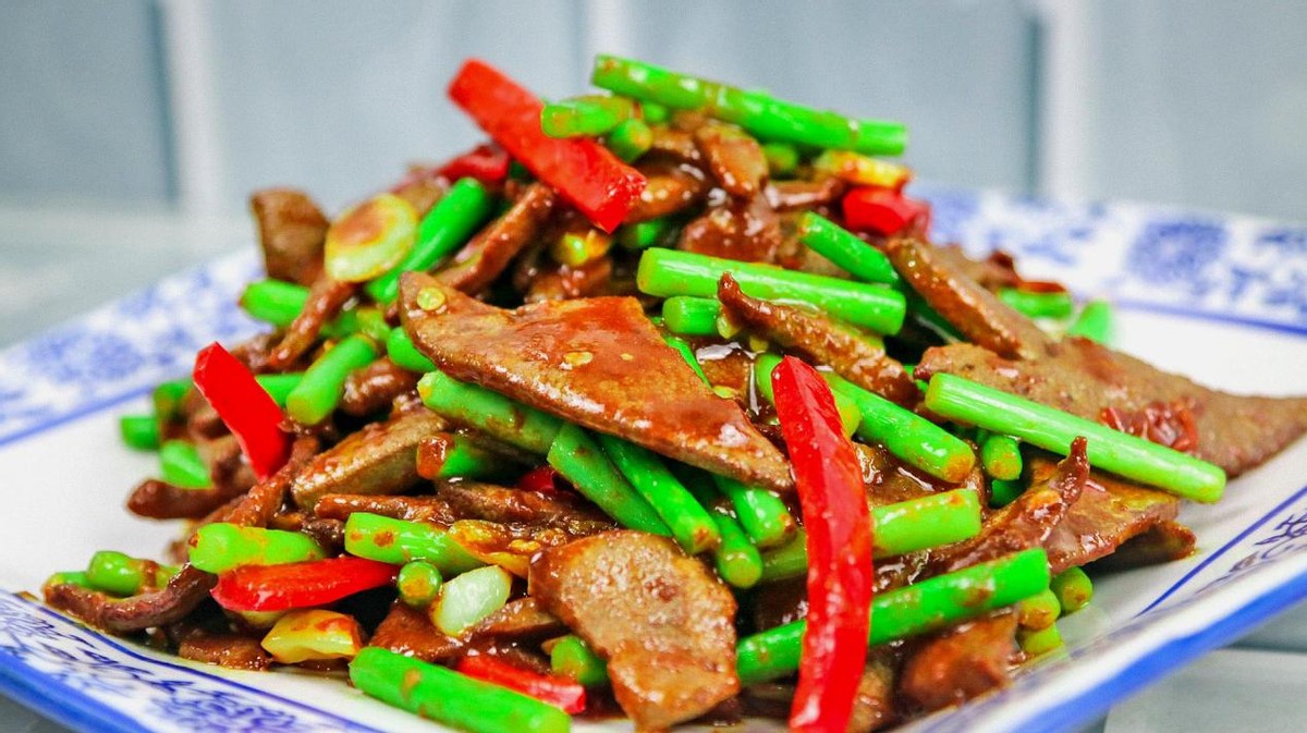 我要向大家推荐的美食是一道做法简单易学,口感滑嫩细致的家常小炒菜