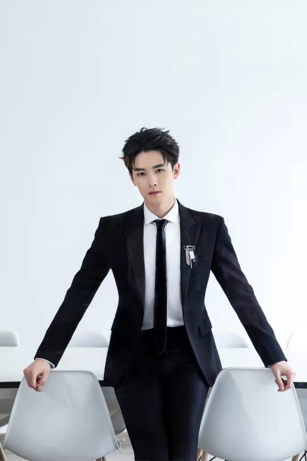 穿西装的这个男孩阳光帅气还文采斐然……|任豪_新浪新闻