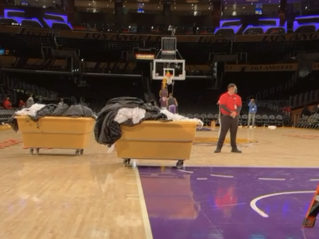 令人动容！湖人输球，霍华德谈与浓眉哥冲突，赛后独自加练罚球休闲区蓝鸢梦想 - Www.slyday.coM