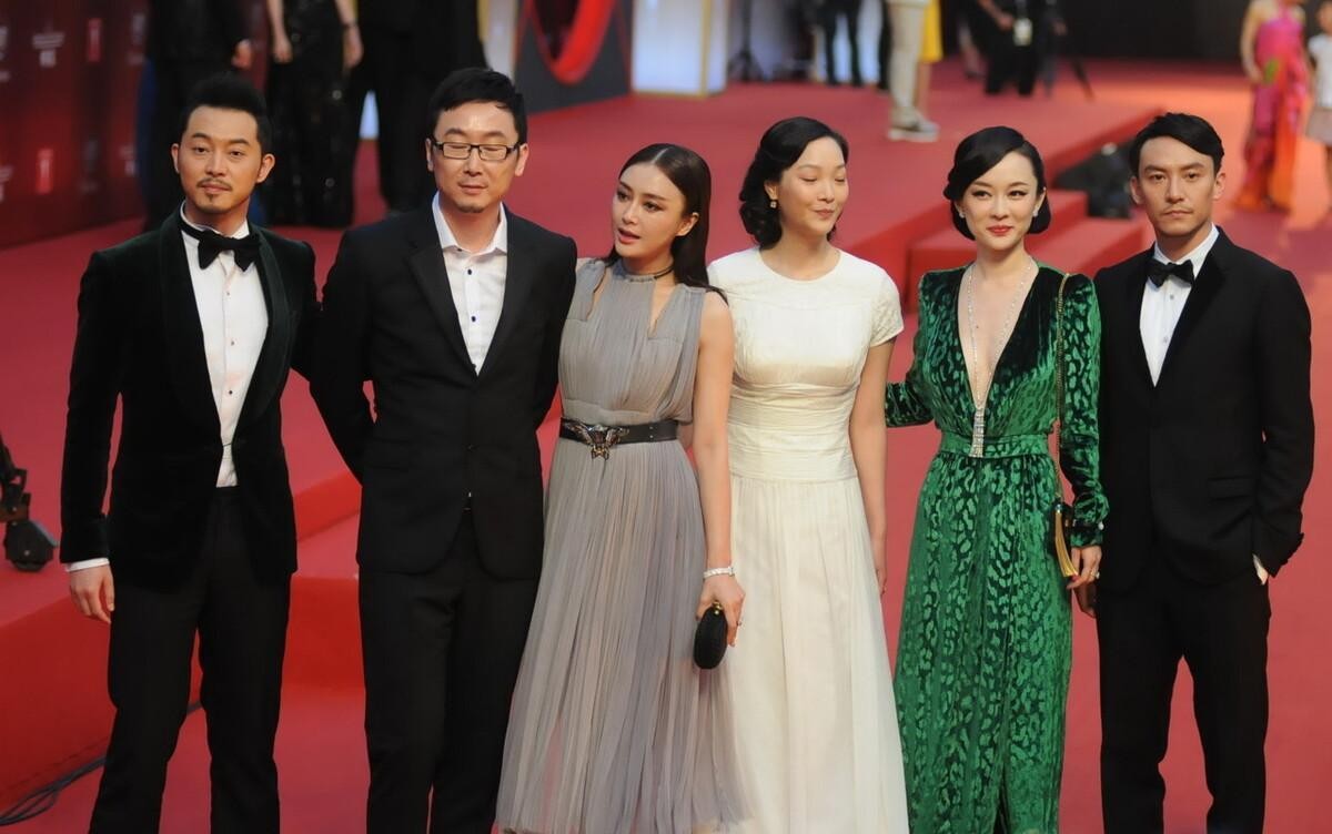 秦岚,霍思燕看着就不是一个风格,虽然是闺蜜,但身材却是俩效果|裙子