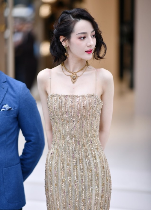 生图杀手迪丽热巴真美艳吊带裙大秀直角肩和蝴蝶骨太养眼