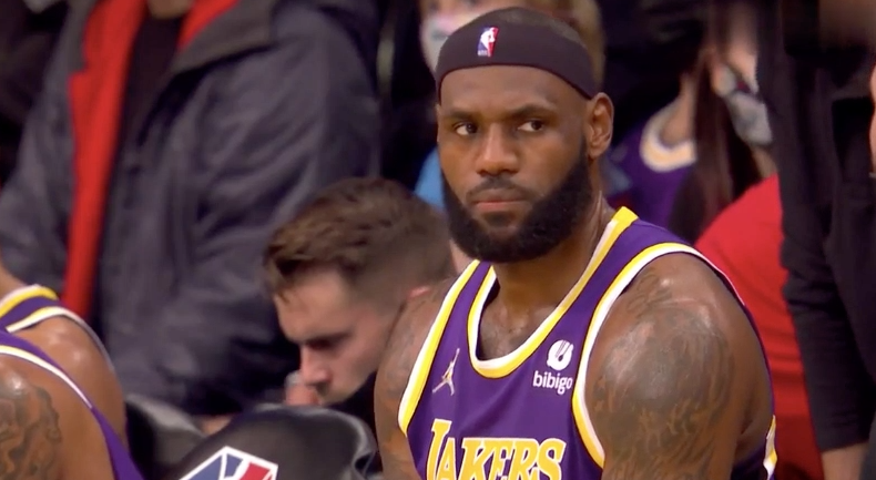 詹姆斯！一级恶意犯规！摊手不满 怒视裁判 回放来了休闲区蓝鸢梦想 - Www.slyday.coM