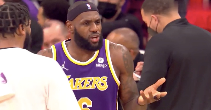 詹姆斯！一级恶意犯规！摊手不满 怒视裁判 回放来了休闲区蓝鸢梦想 - Www.slyday.coM