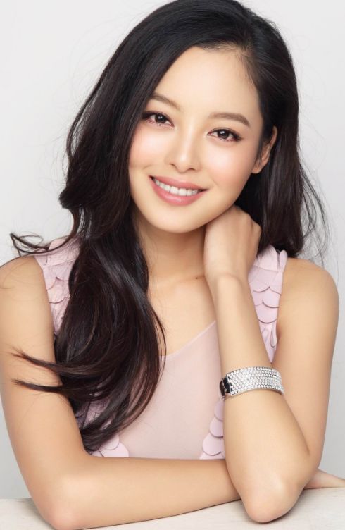 辛芷蕾回老家参加亲弟婚礼,打扮低调颜值突出,和新娘热聊感情好__财经