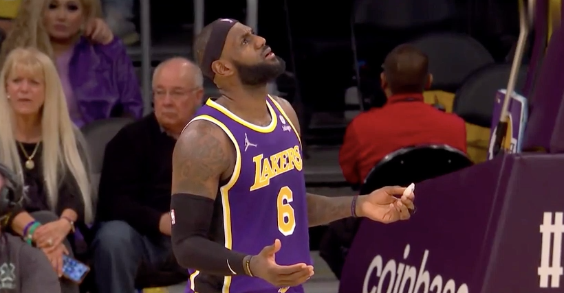 詹姆斯！一级恶意犯规！摊手不满 怒视裁判 回放来了休闲区蓝鸢梦想 - Www.slyday.coM