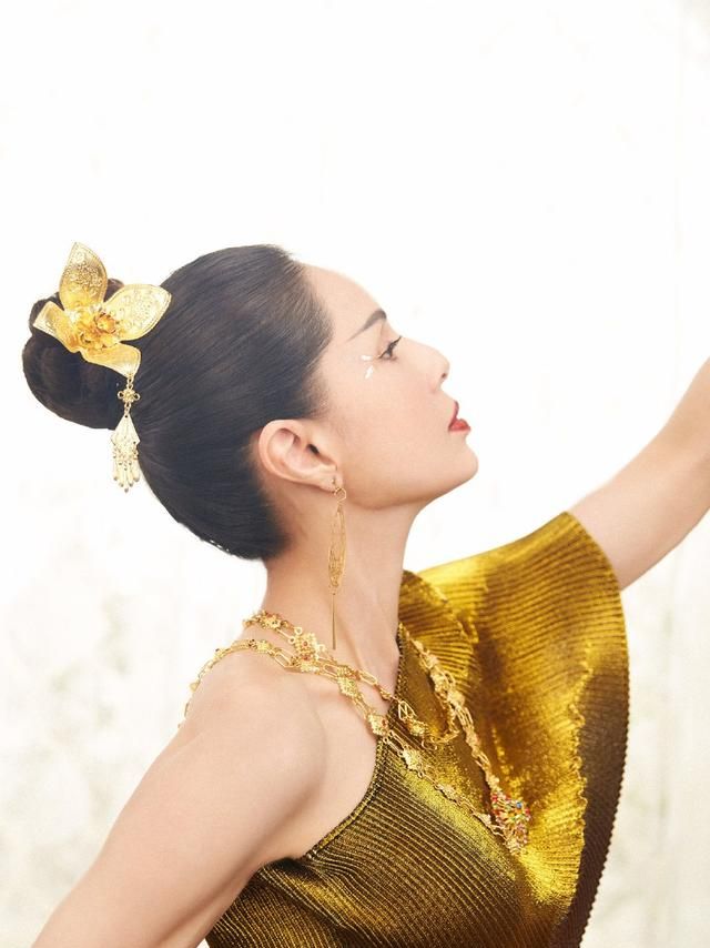 李若彤傣族服饰!五十六个民族五十六朵花!姑姑民族服饰秀!__财经头条