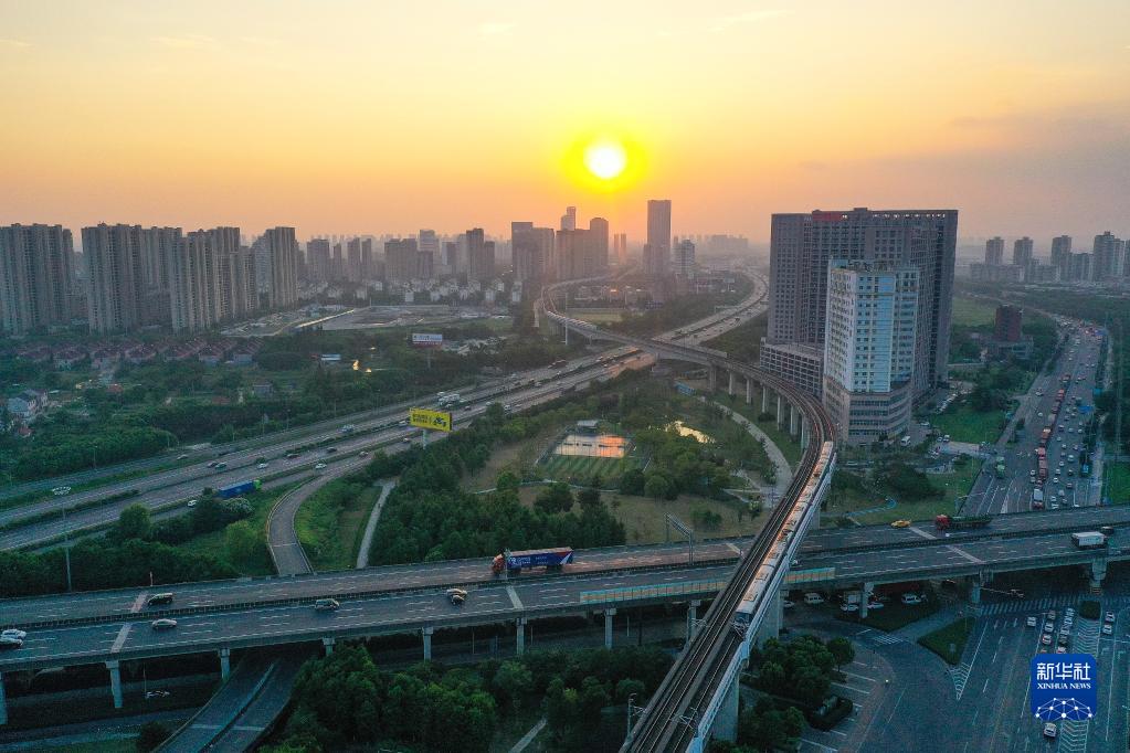 2020年8月21日，列车行驶在上海轨道交通11号线北段延伸工程花桥段（上海安亭站至昆山花桥站）兆丰路站附近（无人机照片）。新华社记者 季春鹏 摄