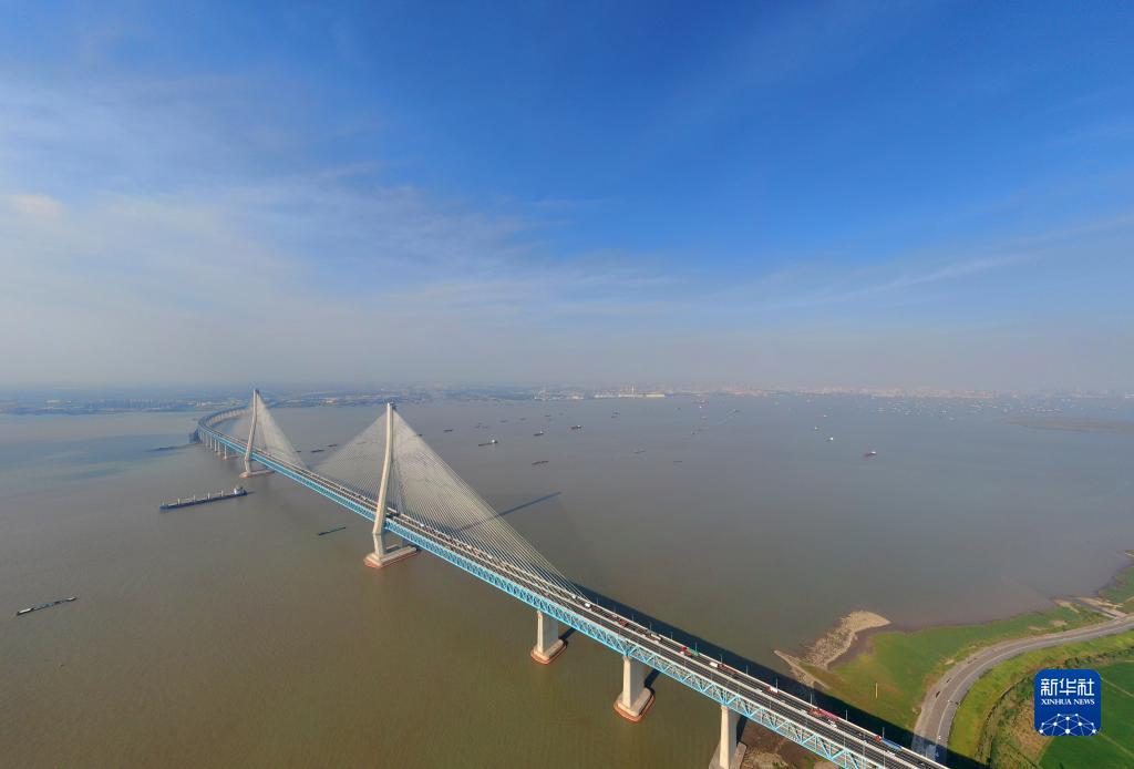 这是2021年8月31日拍摄的沪苏通长江公铁大桥（无人机照片）。新华社发（许丛军 摄）