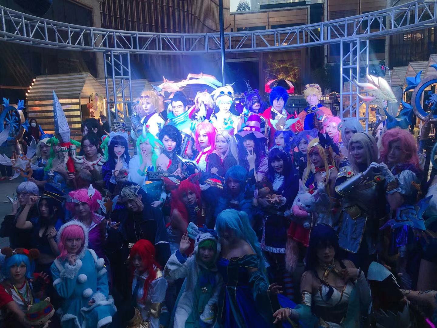 看cosplay玩家装扮巡游，还有限定商品和美食！外滩这个商场玩起了“惊奇之夜”__财经头条