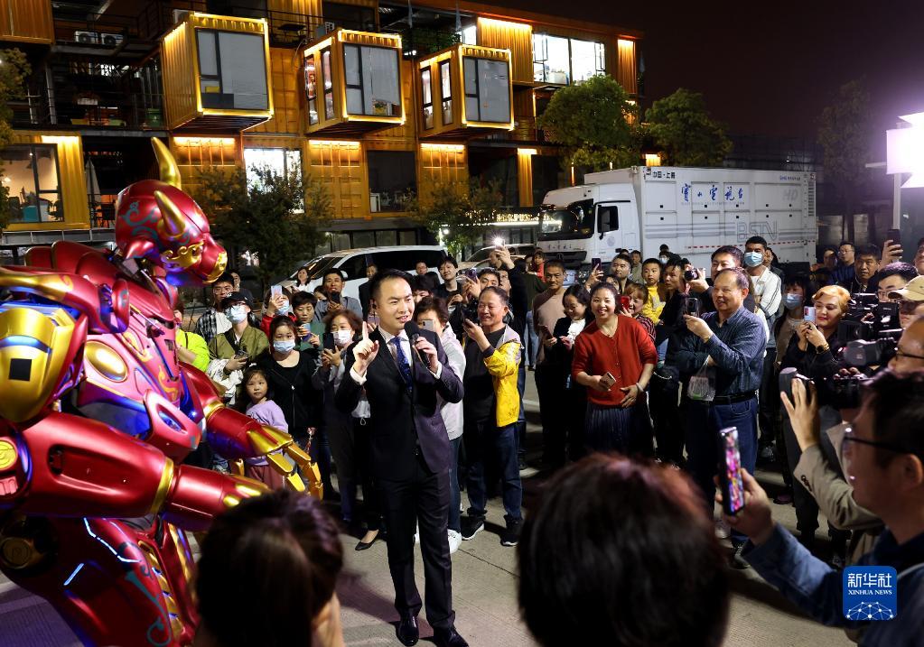 2021年4月30日，消费者在上海市智慧湾“五五购物节”活动现场了解导购机器人。新华社记者 陈飞 摄