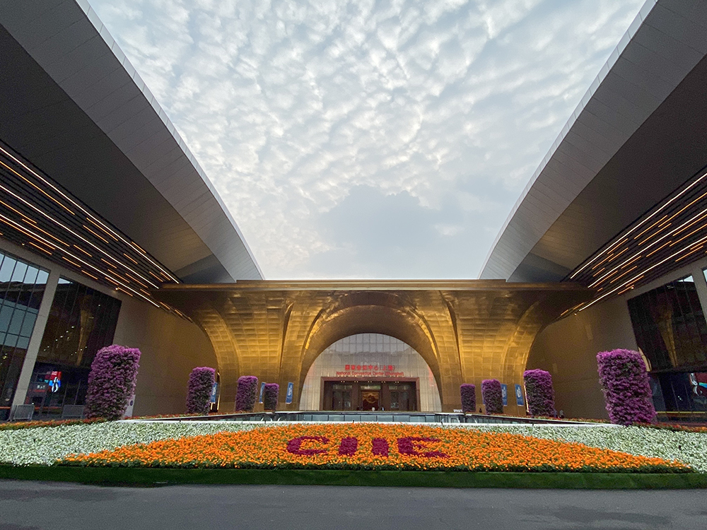 第四届进博会即将开幕，国家会展中心（上海）花团锦簇。澎湃新闻记者俞凯图