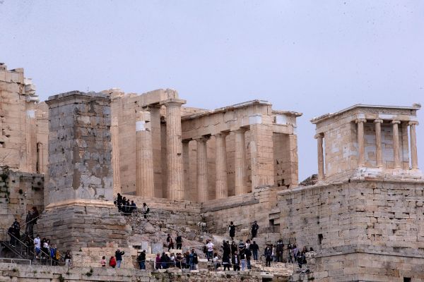 4月18日，游客在希腊首都雅典的卫城参观。新华社发（马里奥斯·罗洛斯摄）