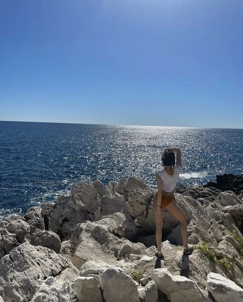 照片中 lisa 令人惊叹的身材比例也引来了粉丝的大量点赞与评论,纷纷