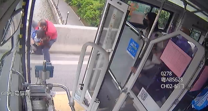 果断飞扑！广州一公交司机救下一对欲跳桥轻生母子休闲区蓝鸢梦想 - Www.slyday.coM