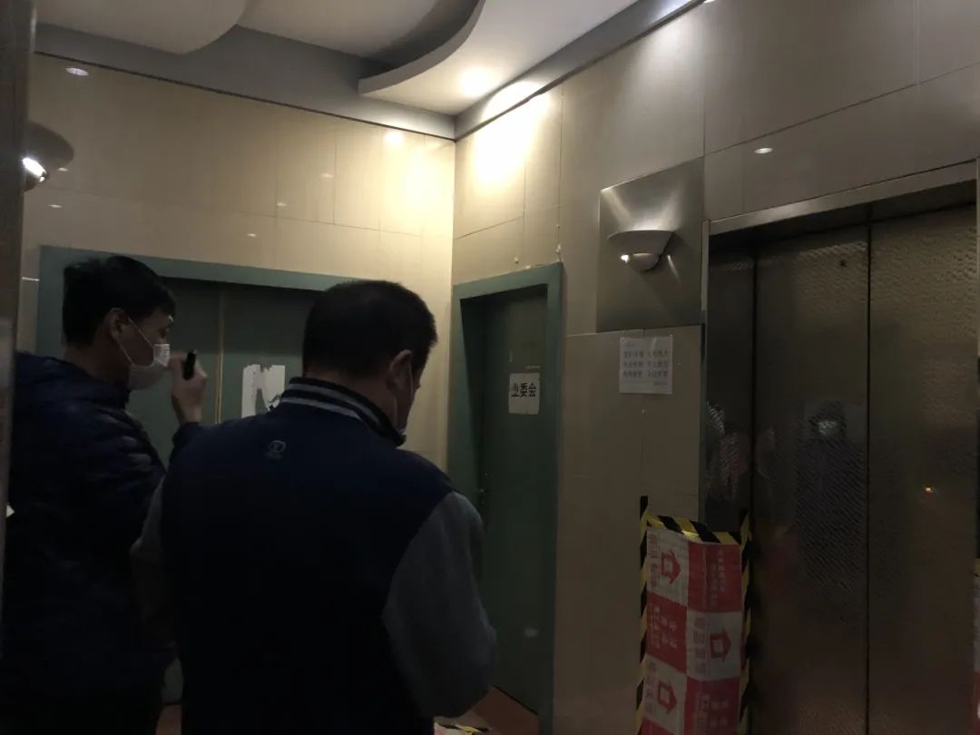 ▲10月21日，业主站在2号楼的楼梯间内，电梯旁为业委会办公室大门。李欣然 摄