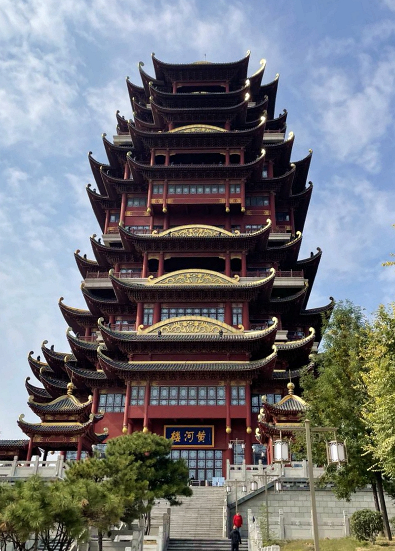 位于滨州市蒲湖风景区内的黄河楼是一座集观光旅游,黄河文化展示,书画