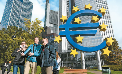 十月十三日，人们在位于德国法兰克福欧元雕塑前自拍留影。 　　新华社记者 逯 阳摄