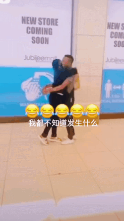 每日一笑：​千万不要在女友面前系鞋带！害得女友误会了…休闲区蓝鸢梦想 - Www.slyday.coM