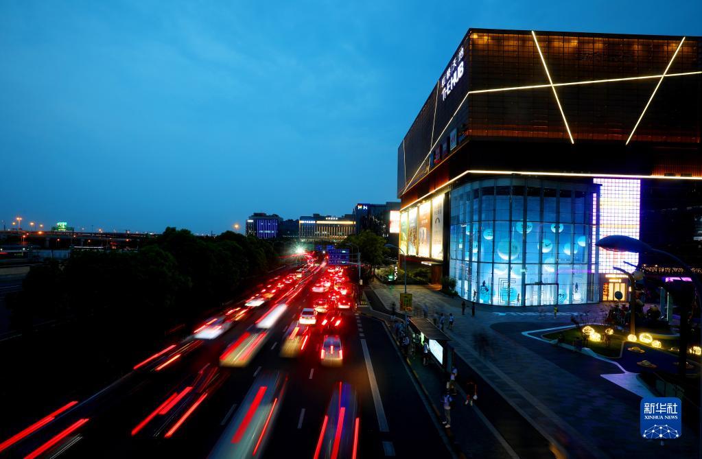 这是从连接虹桥商务区和虹桥交通枢纽的人行天桥上俯瞰虹桥商务区（2020年9月10日摄）。新华社记者 方喆 摄