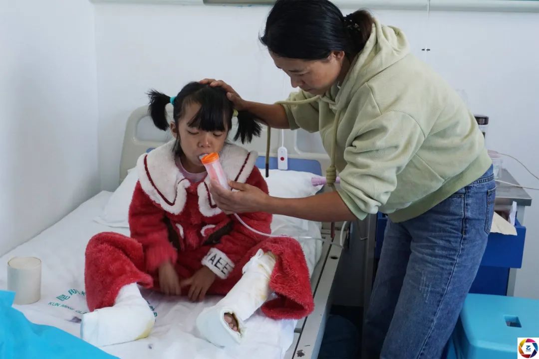 女童患病后又被烫伤，拖了6年才做手术，双腿布满钢支架看着都疼休闲区蓝鸢梦想 - Www.slyday.coM