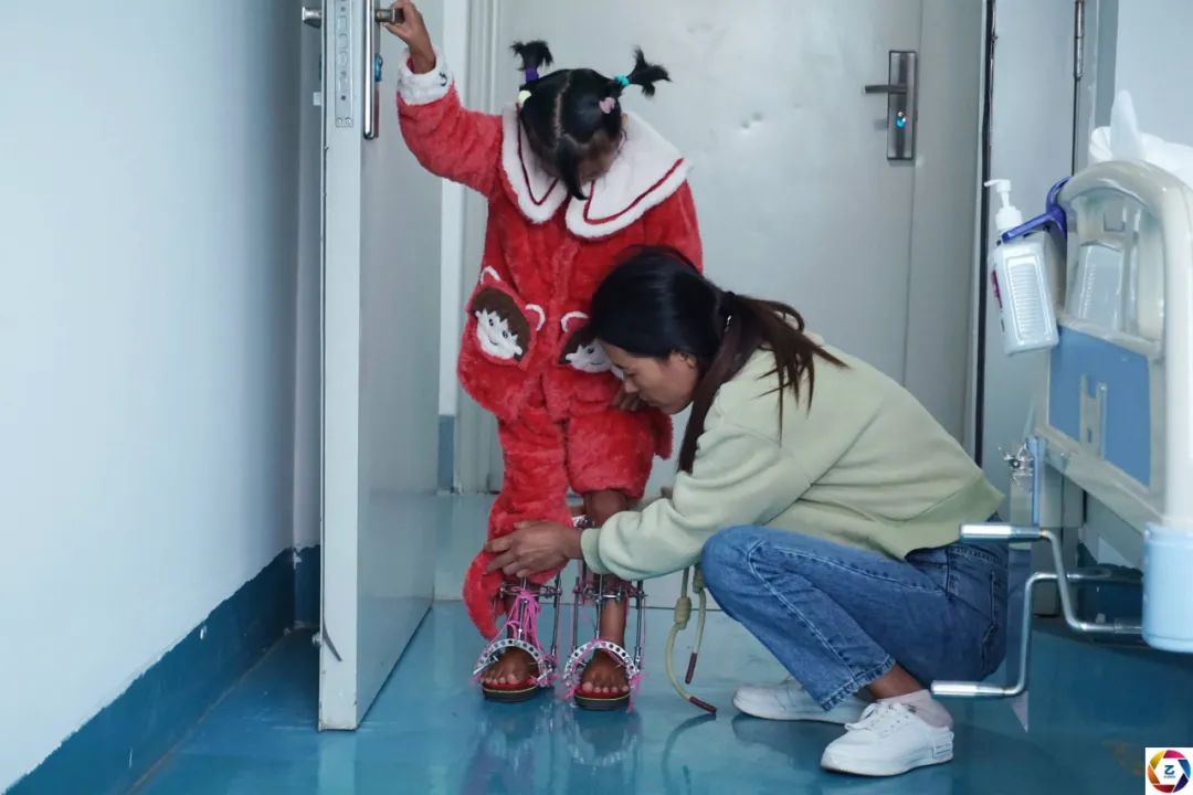 女童患病后又被烫伤，拖了6年才做手术，双腿布满钢支架看着都疼休闲区蓝鸢梦想 - Www.slyday.coM