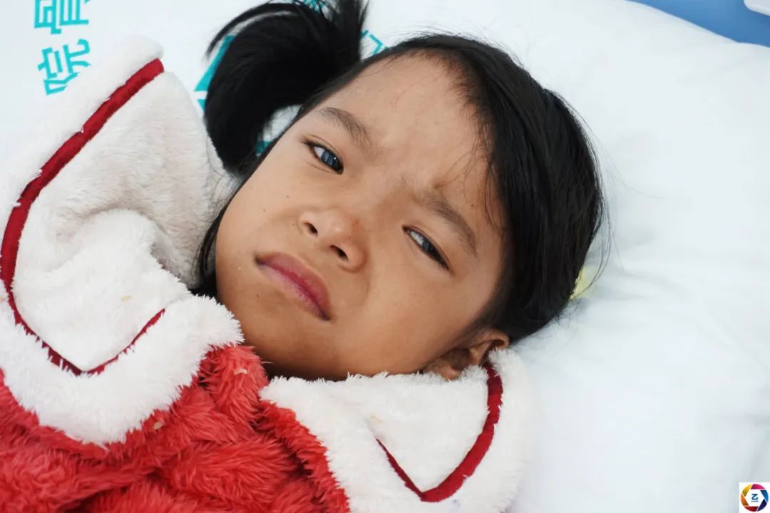 女童患病后又被烫伤，拖了6年才做手术，双腿布满钢支架看着都疼休闲区蓝鸢梦想 - Www.slyday.coM