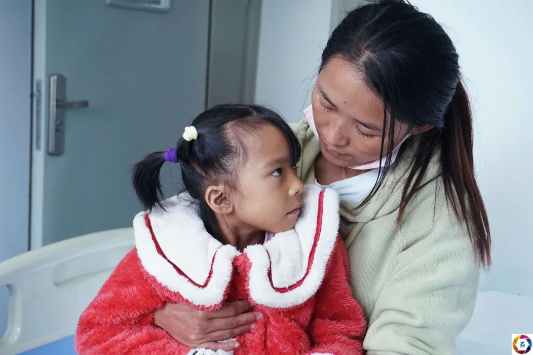 女童患病后又被烫伤，拖了6年才做手术，双腿布满钢支架看着都疼休闲区蓝鸢梦想 - Www.slyday.coM