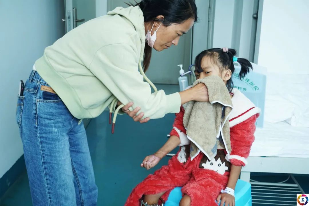 女童患病后又被烫伤，拖了6年才做手术，双腿布满钢支架看着都疼休闲区蓝鸢梦想 - Www.slyday.coM