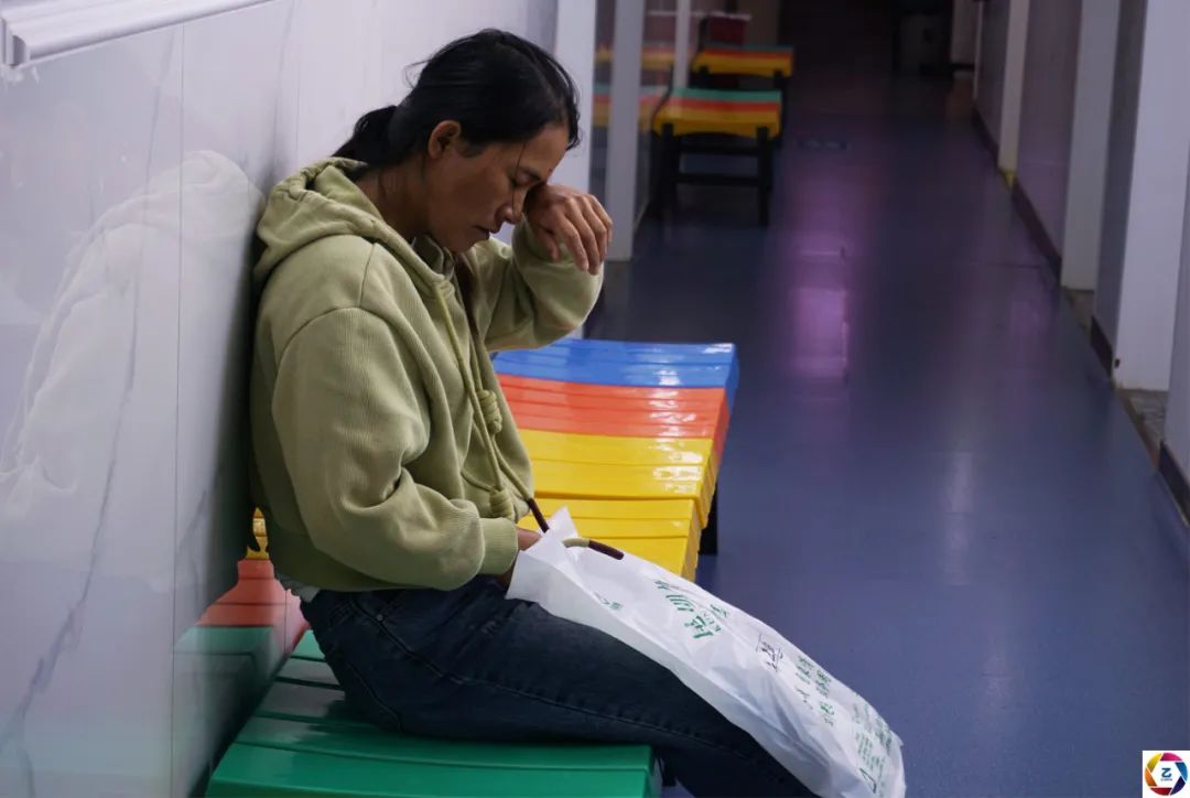 女童患病后又被烫伤，拖了6年才做手术，双腿布满钢支架看着都疼休闲区蓝鸢梦想 - Www.slyday.coM