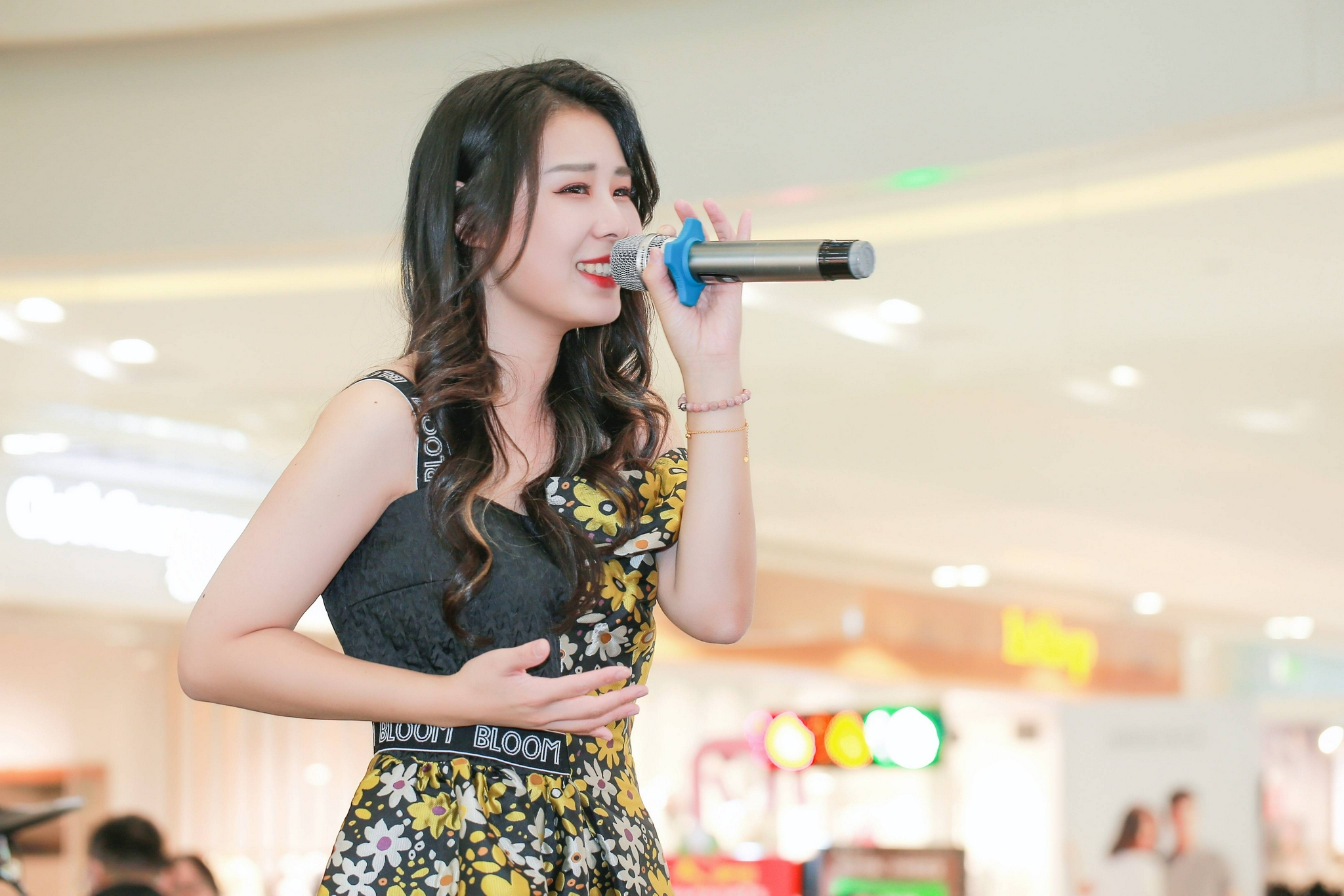 抖音网红歌手叶莺现身打卡北上海打卡新地标宝山罗店宝龙广场