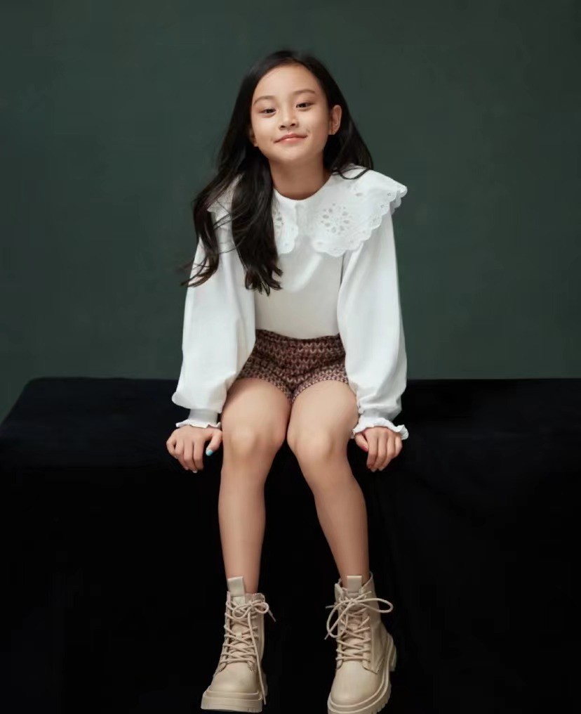 9岁甜馨艺术造型曝光!化淡妆穿公主裙,抬头挺胸手拿玫瑰气质好__财经